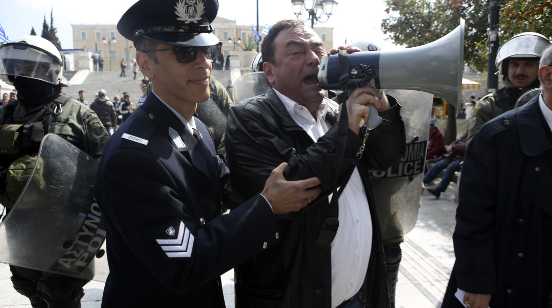 Δύο συλλήψεις μελών της ΛΑΕ στη μαθητική παρέλαση στο Σύνταγμα