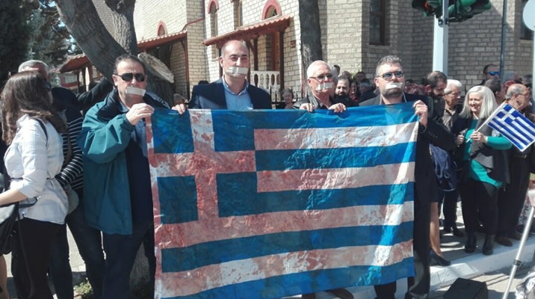 25η Μαρτίου στην Πτολεμαΐδα: Κλειστά στόματα και ματωμένη σημαία για τη Μακεδονία