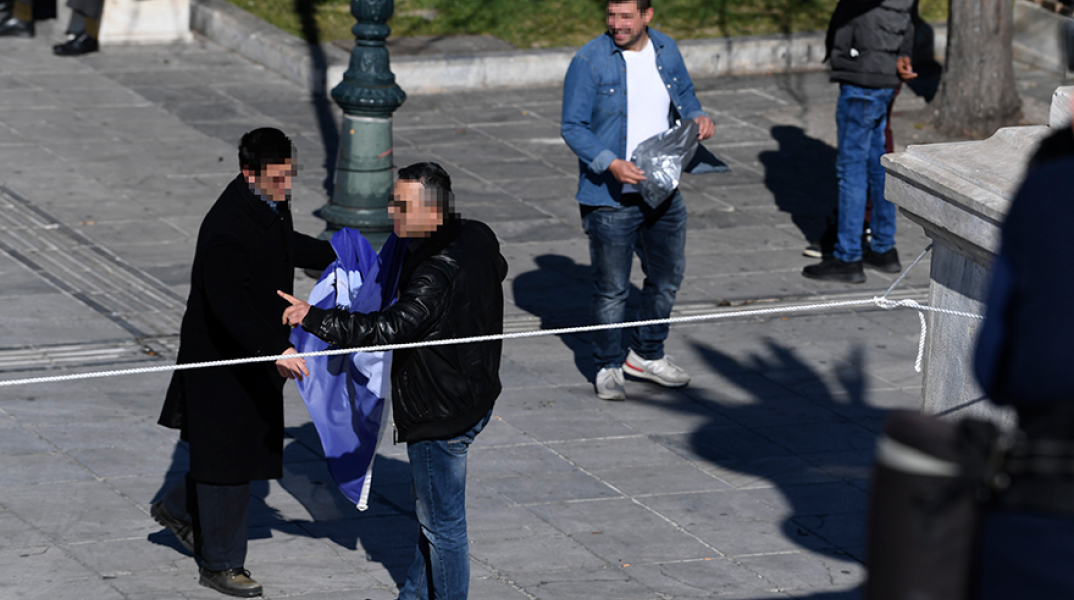 Αστυνομικοί τον απομάκρυναν από την παρέλαση επειδή είχε την ελληνική σημαία  