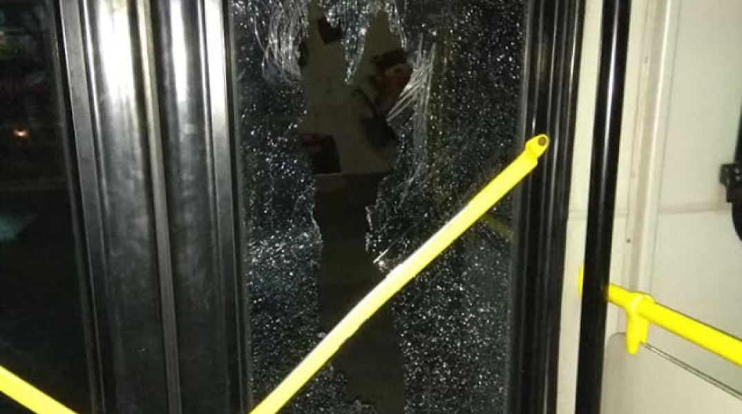 Επίθεση με πέτρες σε λεωφορείο στη Μεταμόρφωση