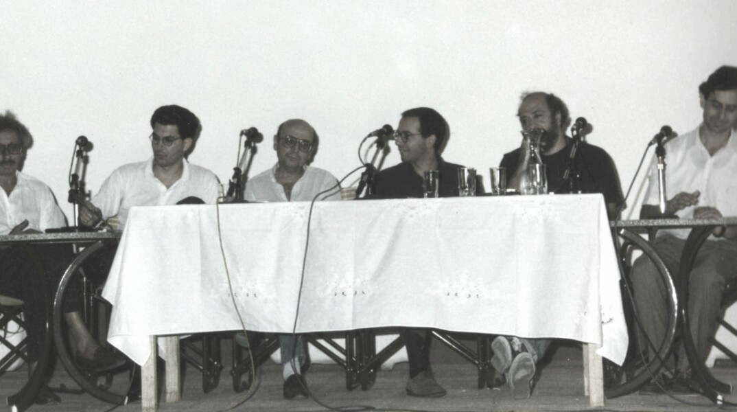 Ο Θ.Αγγελόπουλος (κέντρο) στο Σινέ Παράδεισος, προσκεκλημένος της Κινηματογραφικής Λέσχης Κορυδαλλού (μαζί με τον Τ.Τορνατόρε και τον Π.Βούλγαρη) κατά τη διάρκεια της τελετής ονοματοδοσίας του κινηματογράφου