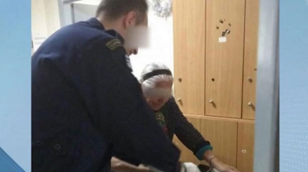 Η 90χρονη στο αστυνομικό τμήμα