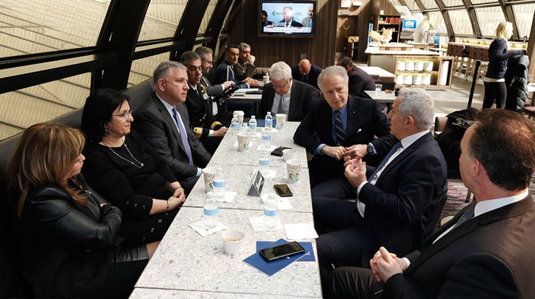 Ευάγγελος Αποστολάκης - Ομογενείς