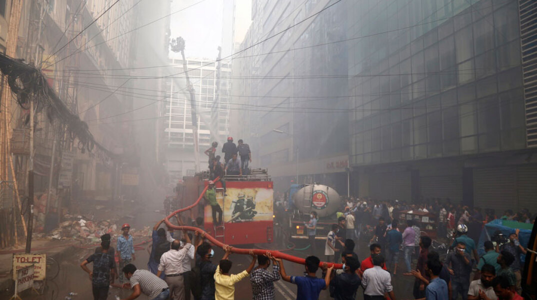 Φωτιά σε 22ωροφο κτίριο στο Μπαγκλαντές 