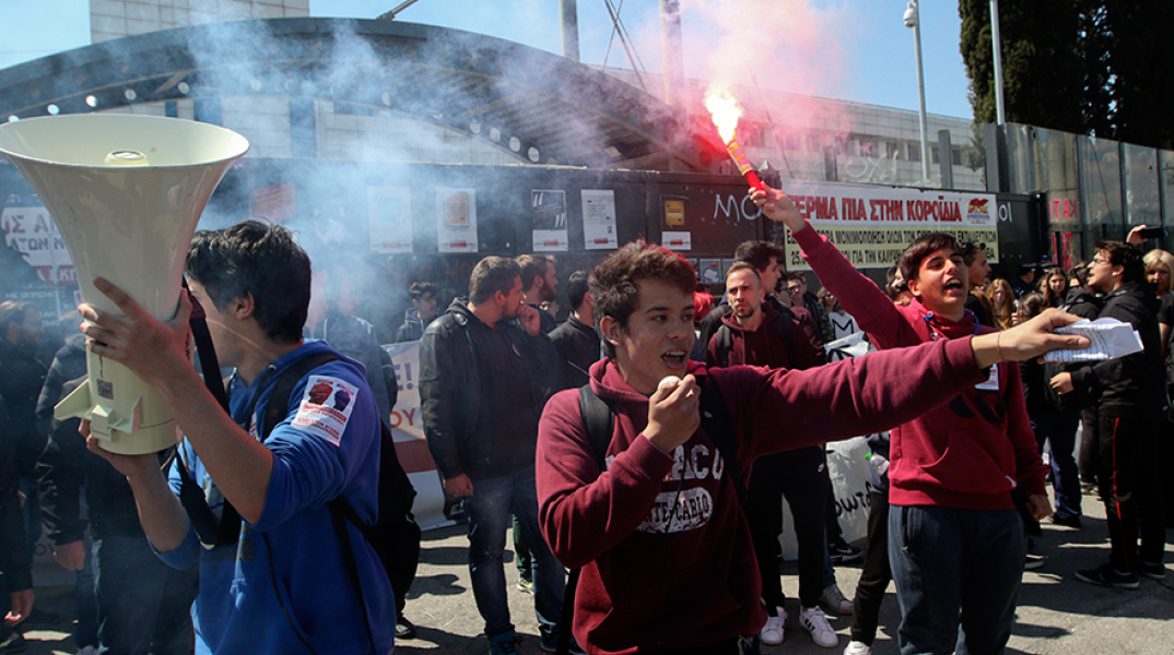 Μαθητές έξω από το υπουργείο Παιδείας