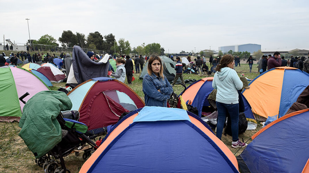 Πρόσφυγες κατασκήνωσαν έξω από το κέντρο φιλοξενίας στα Διαβατά Θεσσαλονίκης