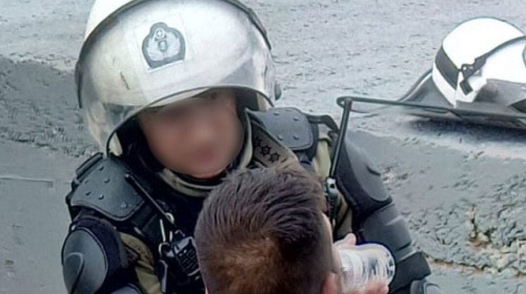 Αστυνομικός των ΜΑΤ δίνει νερό σε συλληφθέντα των επεισοδίων των Διαβατών