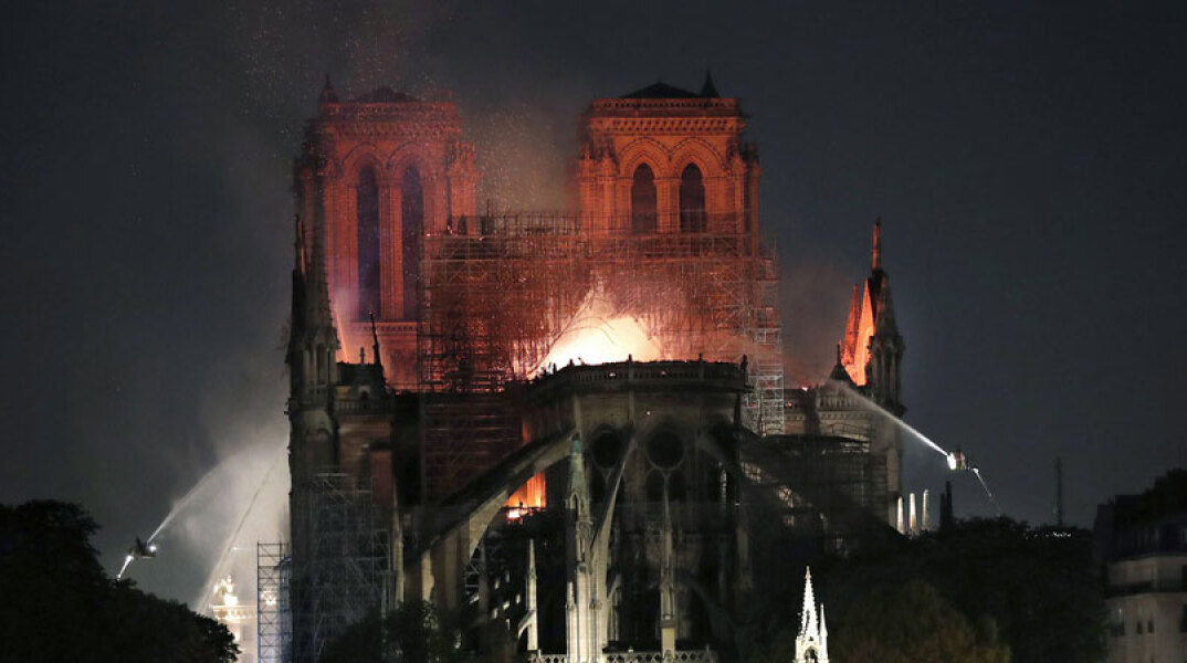 Παναγία των Παρισίων / φωτιά 