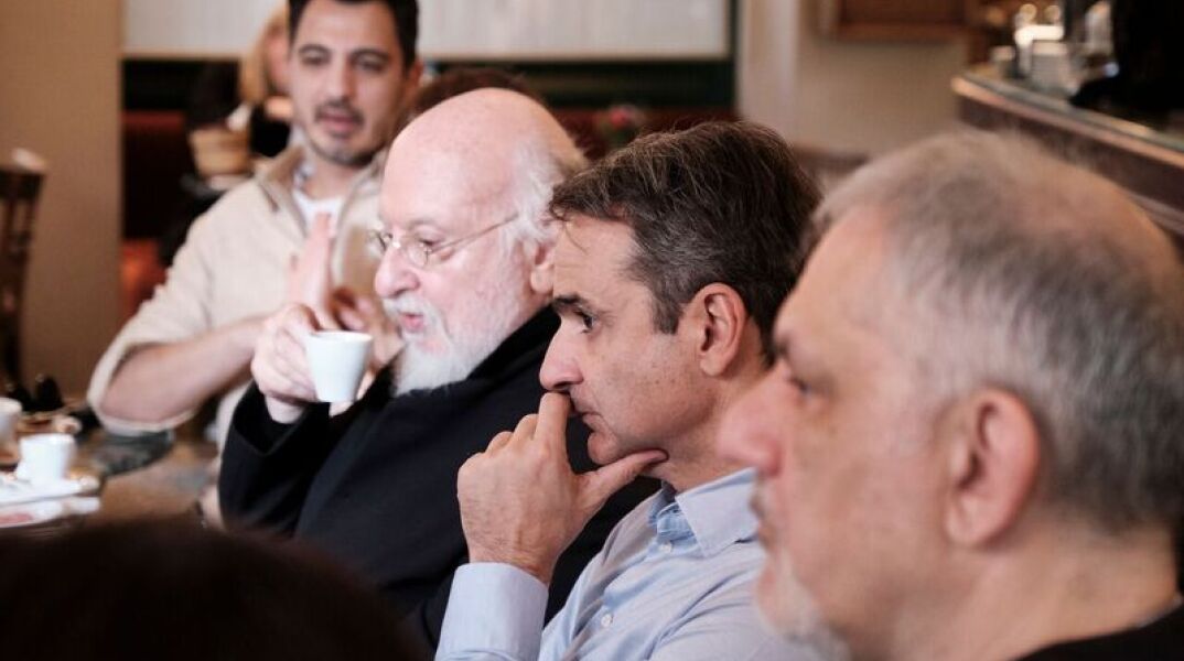 Μητσοτάκης μαζί με Πορτοκάλογλου, Σαββόπουλο, Πλιάτσικα, Δρογώση, Αναστασιάδη, Δεληβοριά και Νίκο Νικολόπουλο σε καφέ στη Μητροπόλεως 