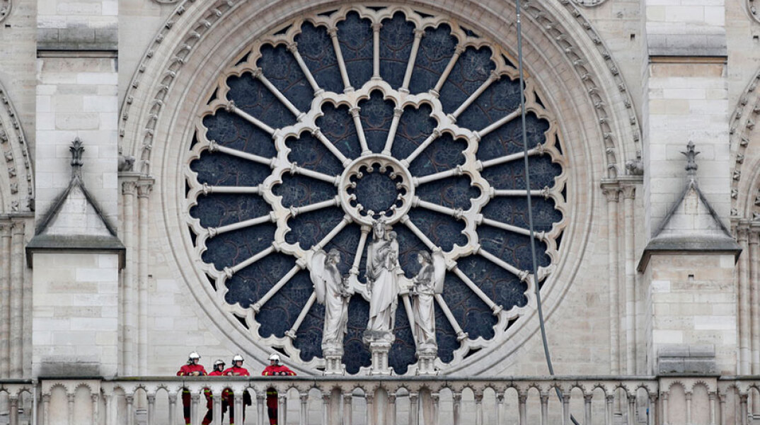 Πυροσβέστες στην Παναγία των Παρισίων