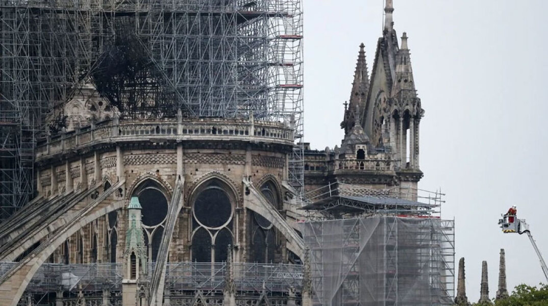 Πυρκαγιά στην Παναγία των Παρισίων
