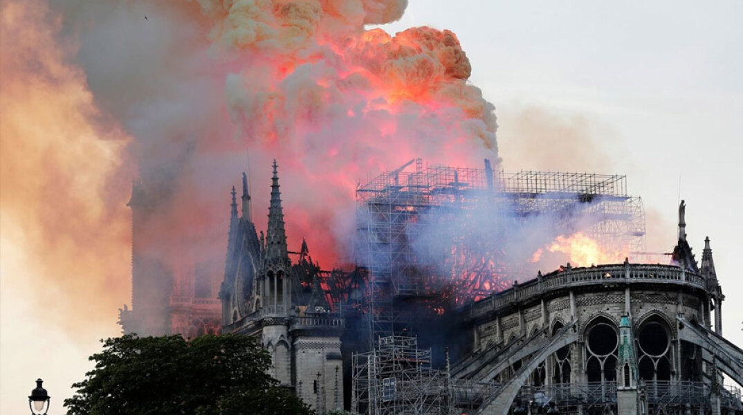Στις φλόγες η Παναγία των Παρισίων