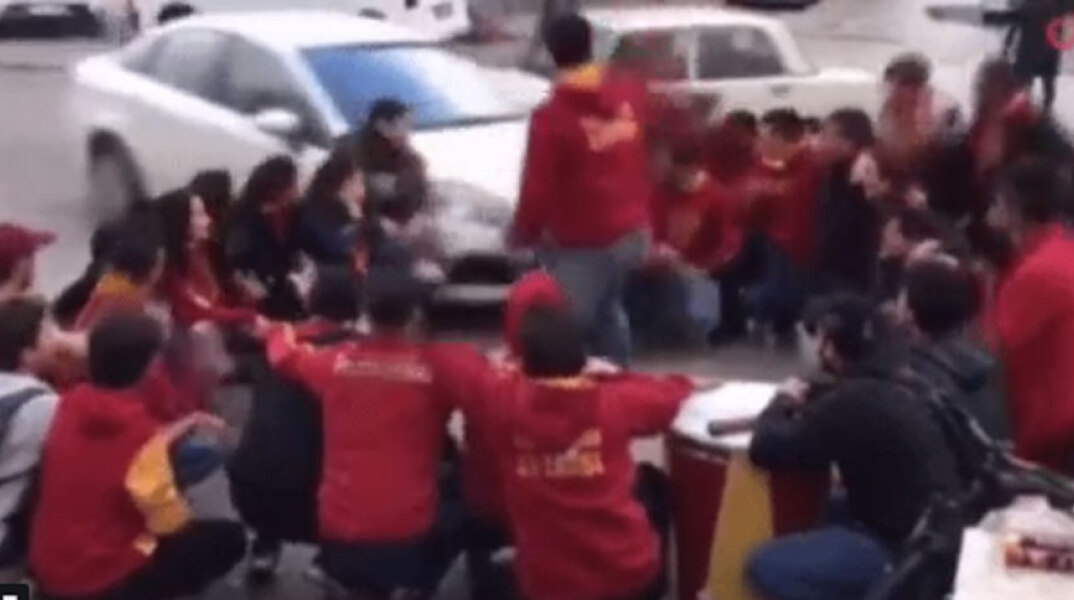 Οπαδοί της Γαλατασαράι παρασύρονται από αυτοκίνητο