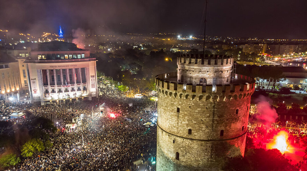 Πανηγυρισμοί στον Λευκό Πύργο από οπαδούς του ΠΑΟΚ