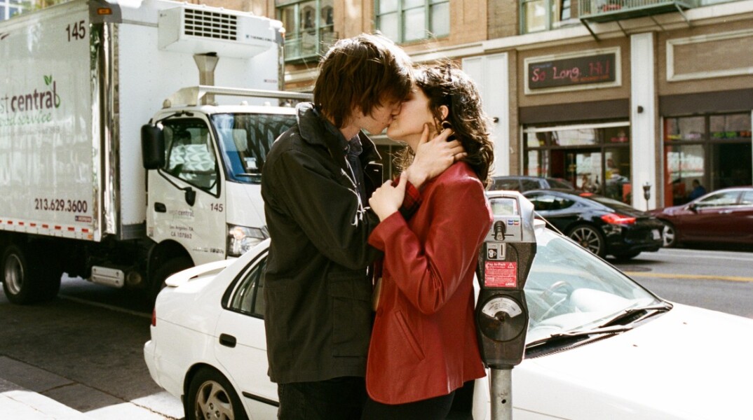 kissing-couple-street.jpg