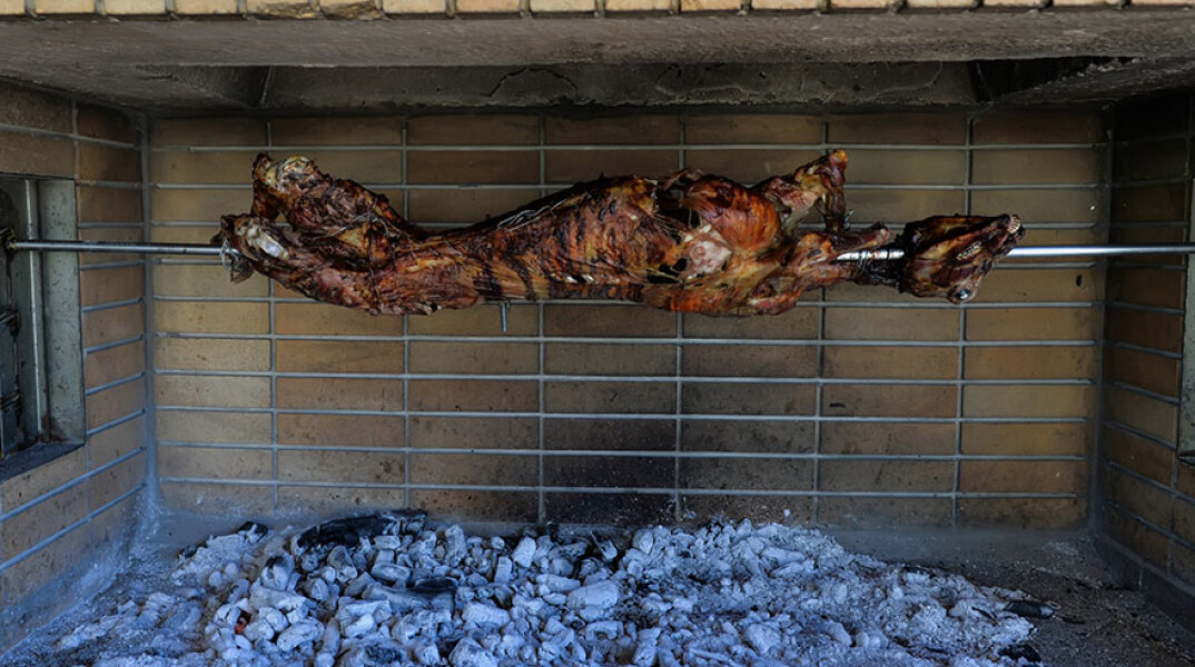 Σούβλισμα αρνιού 