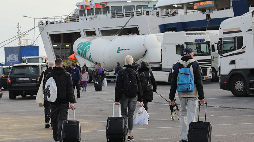 Έξοδος των εκδρομέων του Πάσχα στο λιμάνι του Πειραιά  