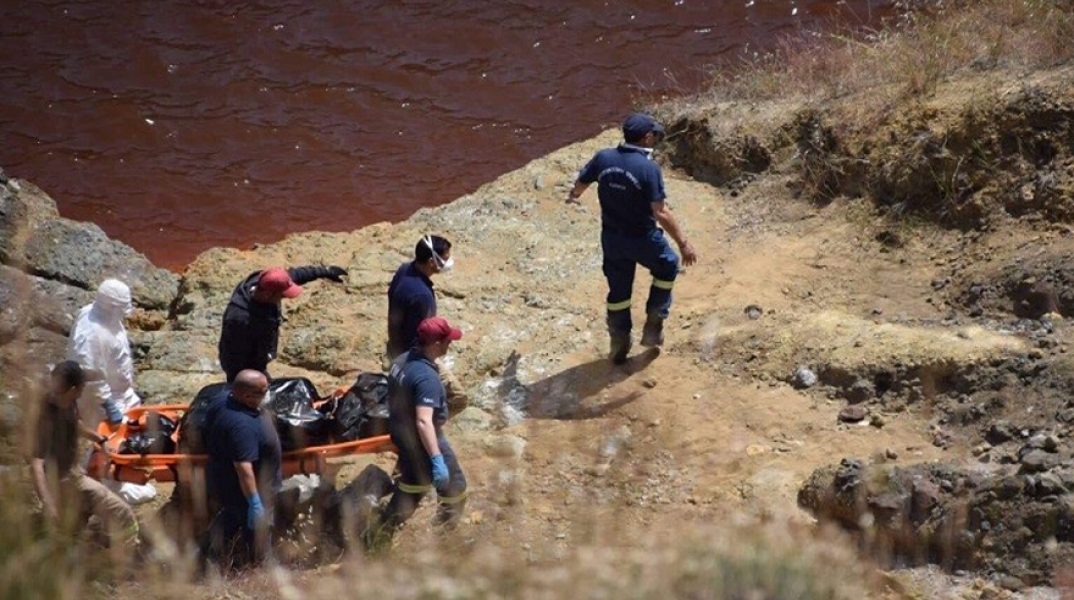 Η απομάκρυνση της βαλίτσας με το πτώμα σε προχωρημένη αποσύνθεση από την «Κόκκινη Λίμνη»