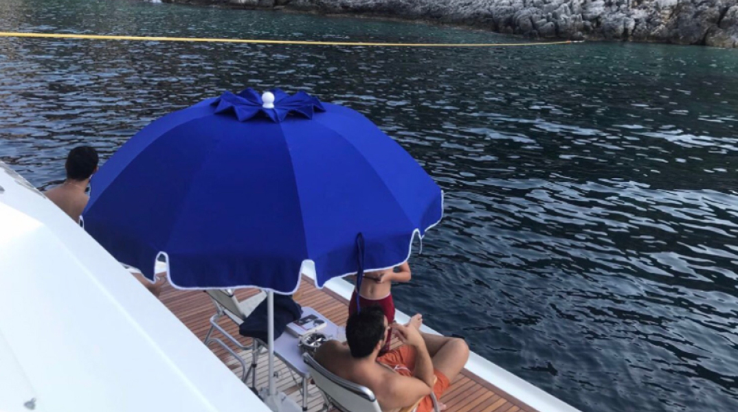 Οι χαλαρές διακοπές του Τσίπρα στο κότερο