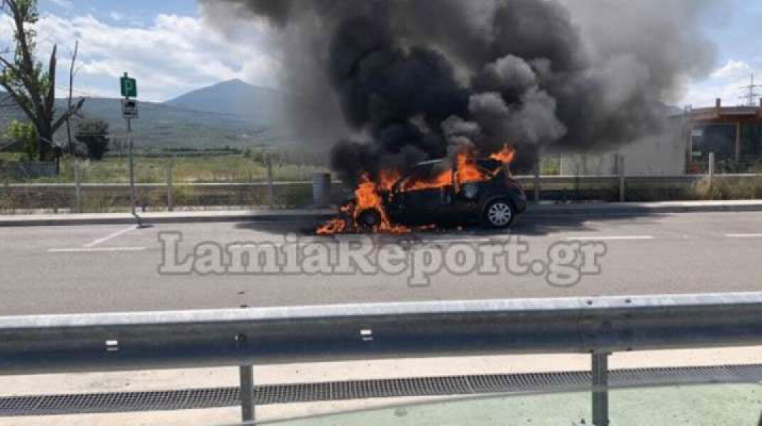 Φωτιά σε αυτοκίνητο στην εθνική οδό Αθηνών-Λαμίας