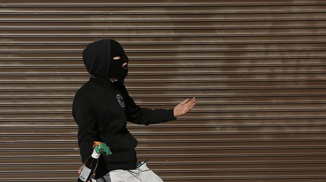 Κουκουλοφόροι στη Βαλαωρίτου.