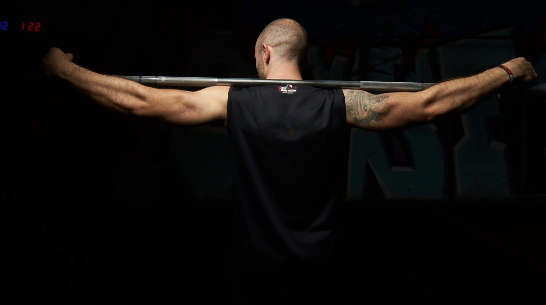 Πού οφείλονται οι τραυματισμοί στον ώμο όταν γυμναζόμαστε με βάρη;