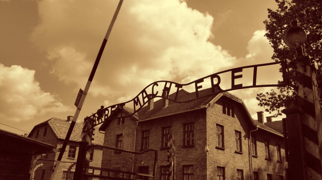 Η φράση Arbeit macht frei (Η εργασία απελευθερώνει) έγινε γνωστή από τη χρήση της ως σήμα της πύλης στα ναζιστικά στρατόπεδα συγκέντρωσης.