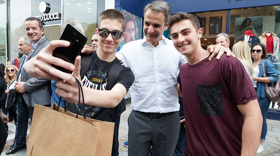 Selfie Μητσοτάκη με πολίτες στη Γλυφάδα