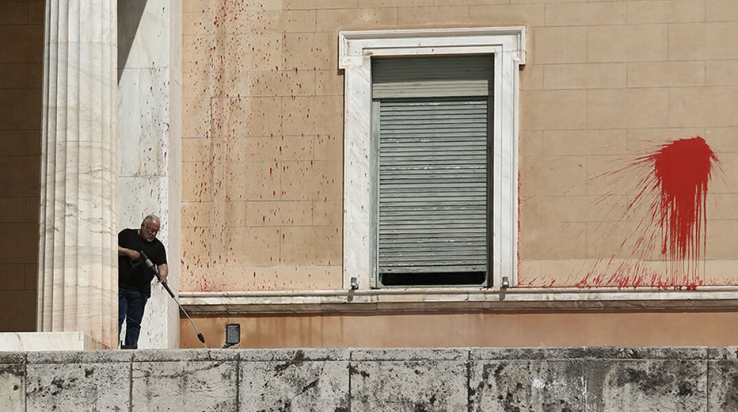 Μπογιές στη Βουλή πέταξε ο Ρουβίκωνας