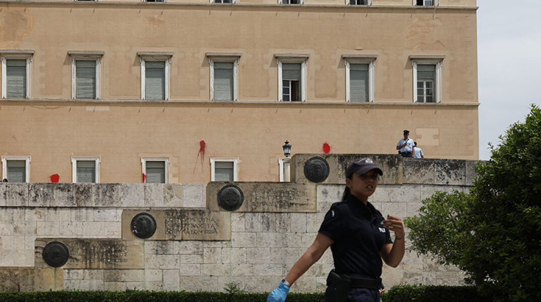 Επίθεση Ρουβίκωνα με μπογιές στη Βουλή