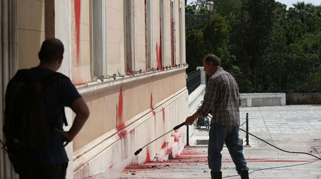 Επίθεση του Ρουβίκωνα με μπογιές στο κτίριο της Βουλής