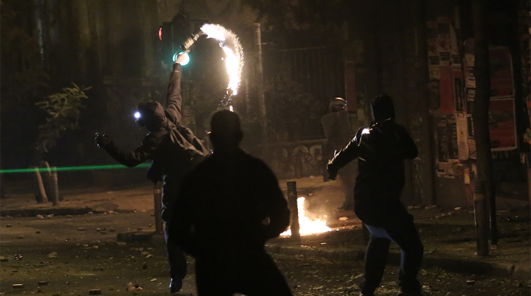 Μολότοφ στο Πολυτεχνείο.jpg