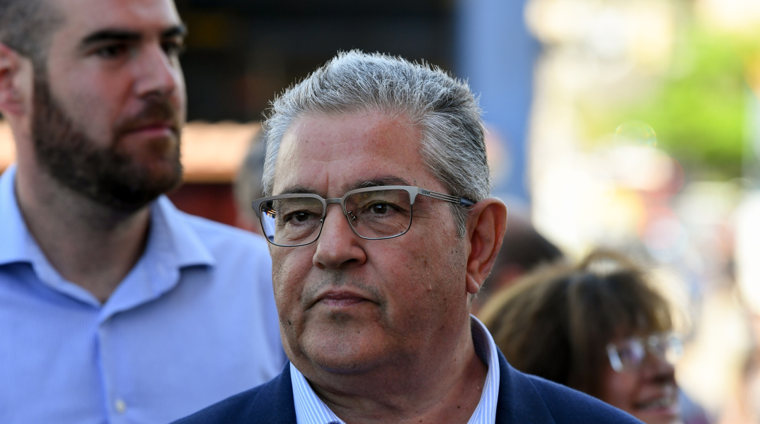 Στο εκλογικό περίπτερο του ΚΚΕ στο Περιστέρι ο Δ. Κουτσούμπας 