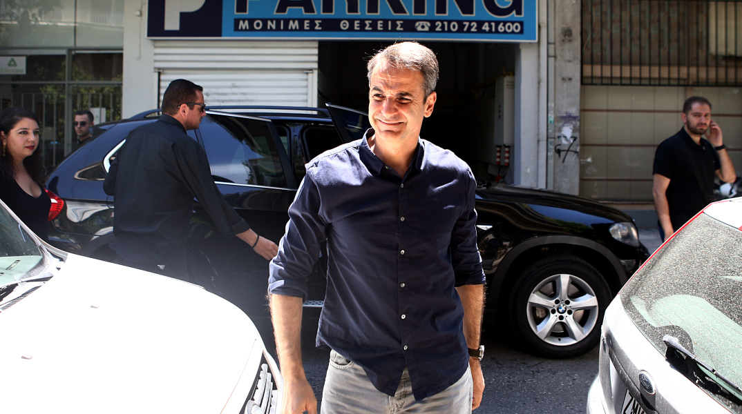 Χαλαρός ο Κυριάκος Μητσοτάκης στη συνάντησή του με τους δημοσιογράφους