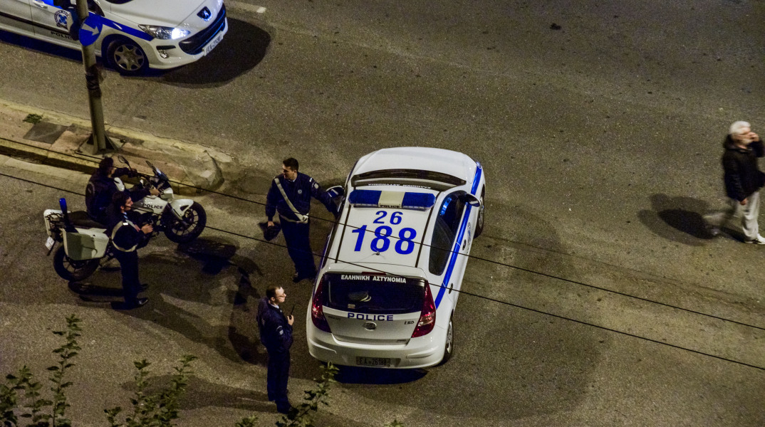 Επίθεση με πέτρες και μπογιές στα γραφεία του ΣΥΡΙΖΑ στα Εξάρχεια 