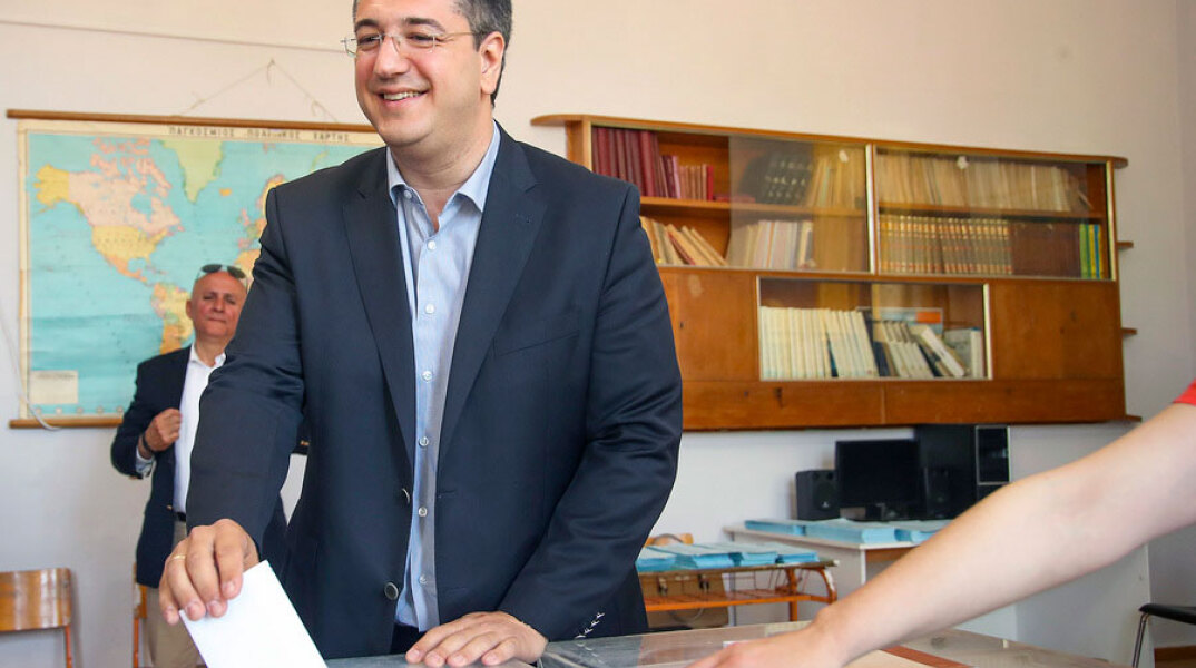 Απόστολος Τζιτζικώστας