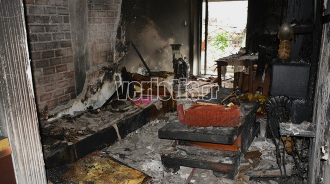 Ολική καταστροφή από τη φωτιά σε διαμέρισμα πολυκατοικίας στη Βέροια