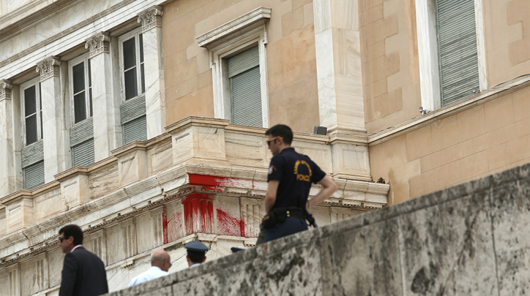 Επίθεση Ρουβίκωνα στη Βουλή