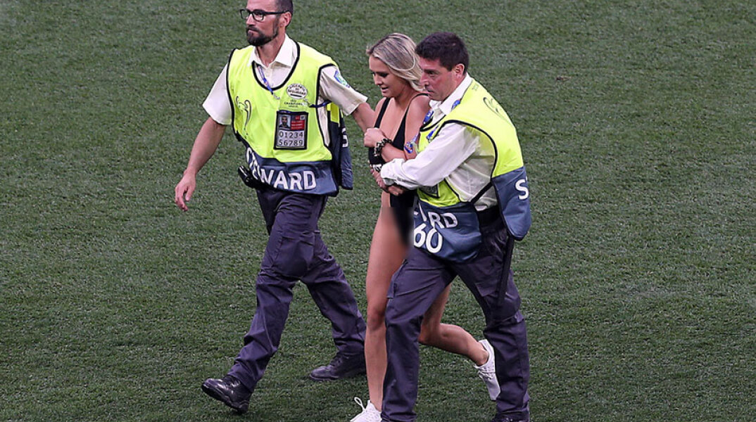 Η ξανθιά καλλονή που εισέβαλε στον τελικό του Τσάμπιονς Λιγκ