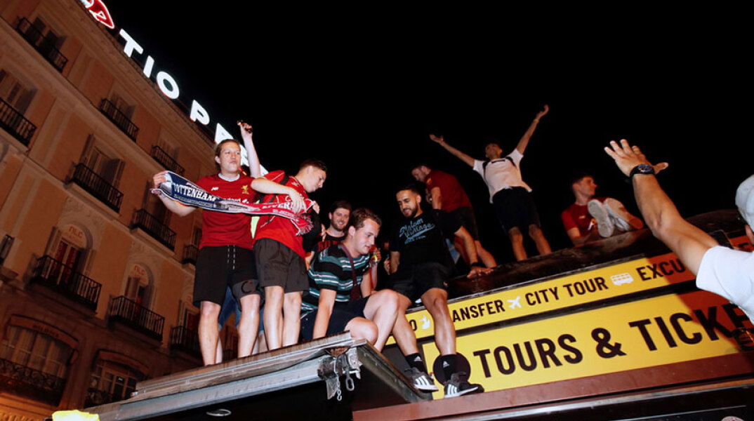 Ξέφρενοι πανηγυρισμοί από φιλάθλους της Λίβερπουλ