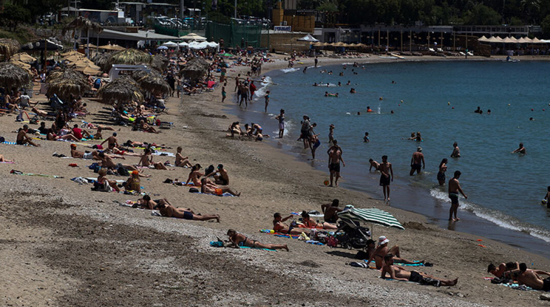 Λουόμενοι σε παραλίες της Αττικής