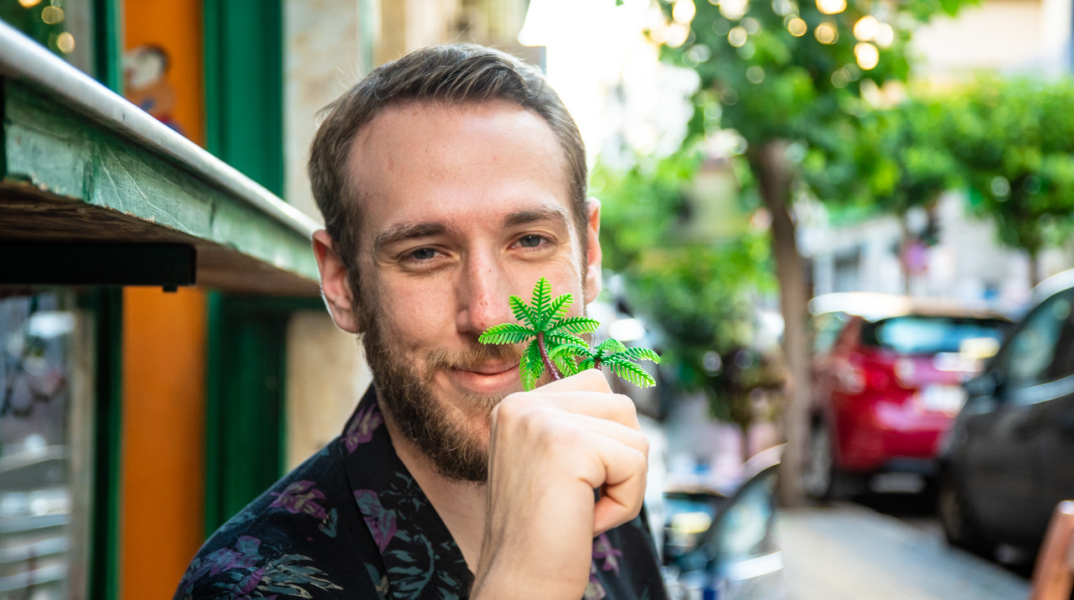 Ο Βασίλης Κεκάτος με τον... φοίνικα, © Θανάσης Καρατζάς