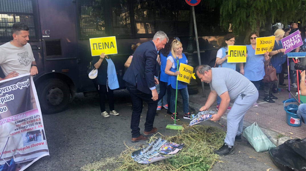 Καθαρίστριες του Δρομοκαΐτειου και μέλη της ΠΟΕΔΗΝ ρίχνουν τσουκνίδες μπροστά στις κλούβες των ΜΑΤ