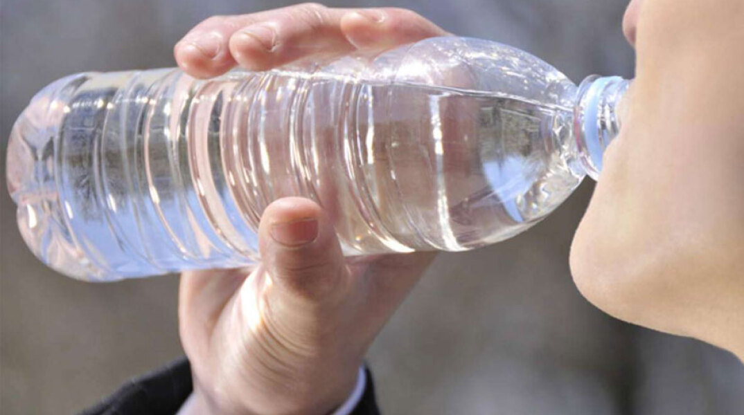 Νερό από πλαστικό μπουκάλι