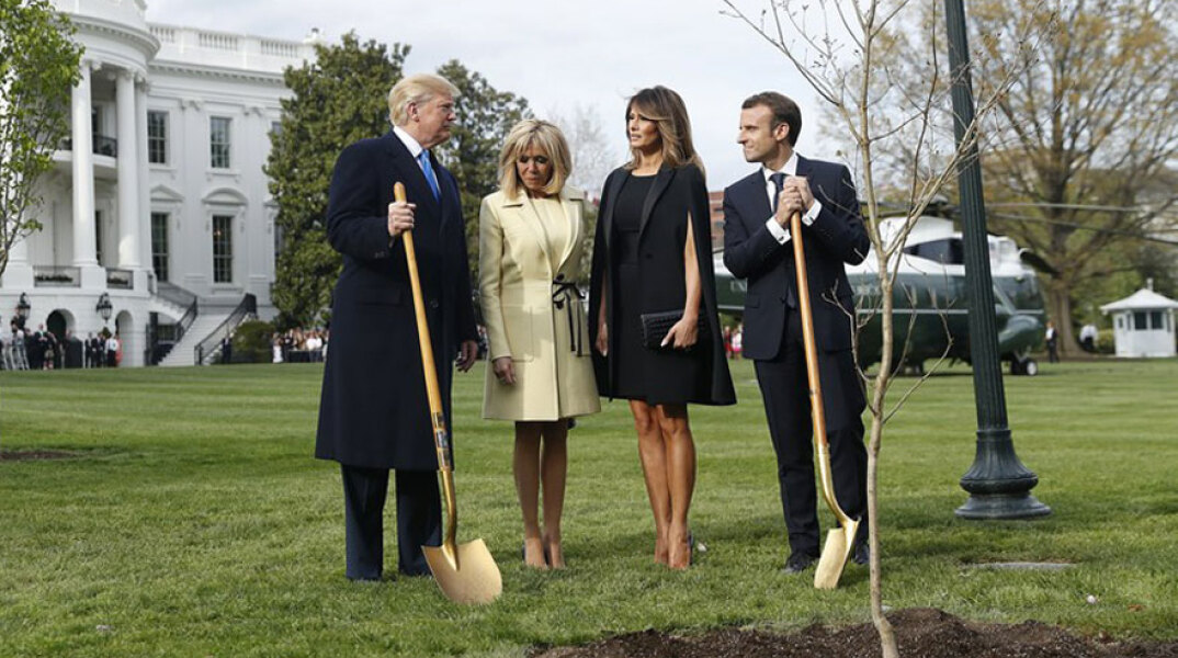 Ντόναλτ Τραμπ και Εμανουέλ Μακρόν φυτεύουν μια βελανιδιά στον Λευκό Οίκο
