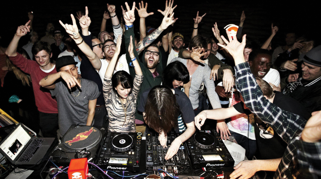 clubbing, canblaster and asma © Dan Wilton / Red Bull Content Pool