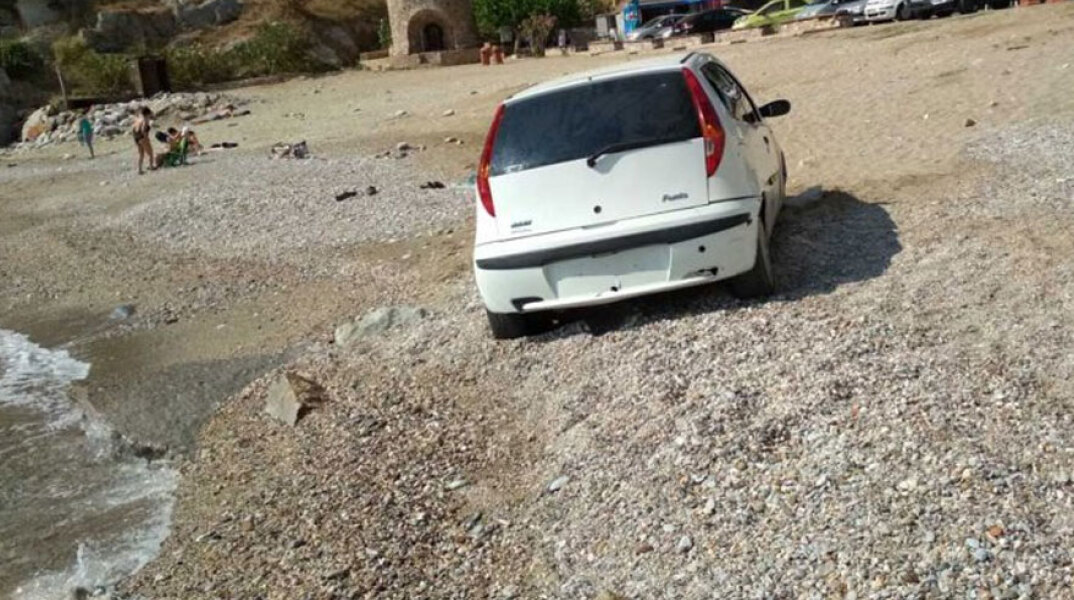 Οδηγός άφησε το αυτοκίνητο δίπλα στο κύμα