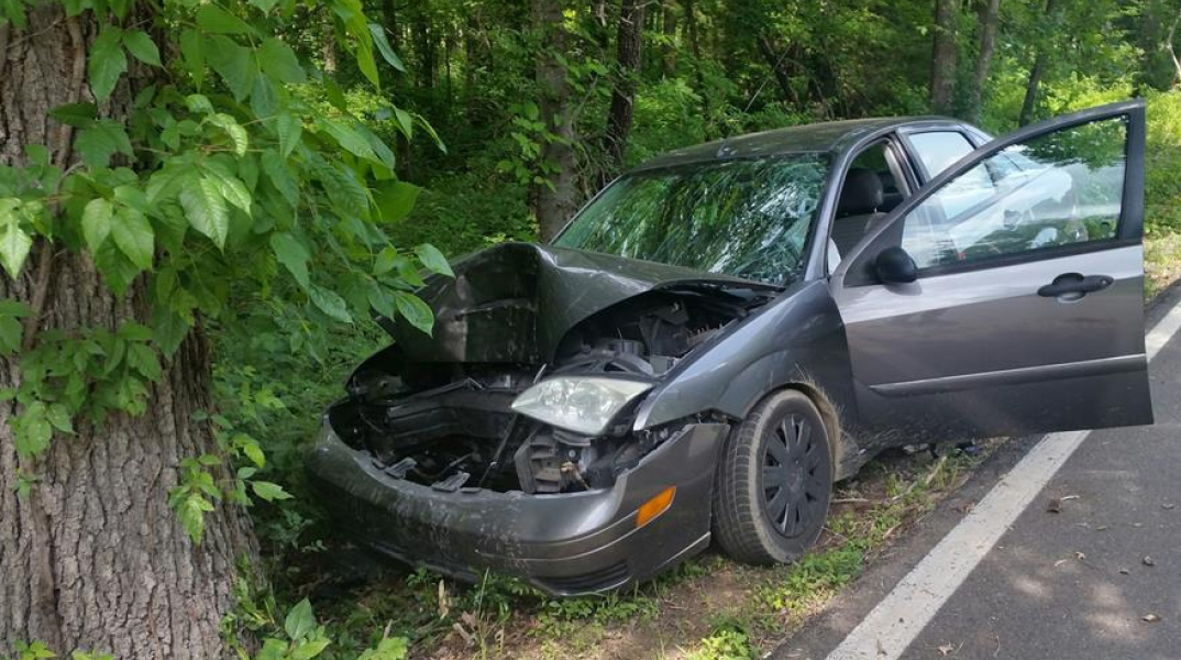 Αυτοκίνητο προσέκρουσε σε δέντρο
