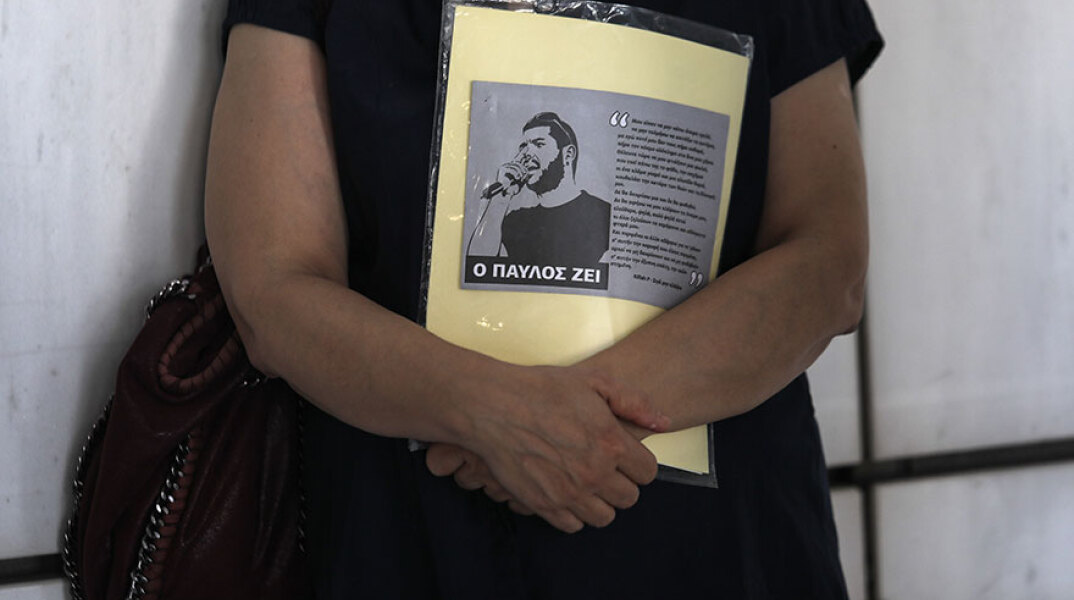 Δίκη Χρυσής Αυγής - Η Μάγδα Φύσσα κρατά τη φωτογραφία του γιου της Παύλου