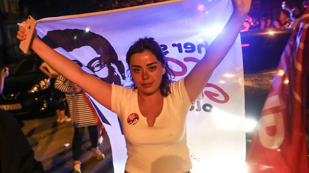 Ξέφρενοι πανηγυρισμοί για την επικράτηση Ιμάμογλου στην Κωνσταντινούπολη